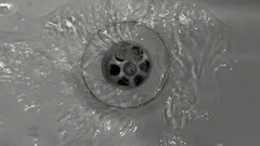 Rensning av köksavlopp utan kemikalier: 3 säkra metoder mot fettproppar