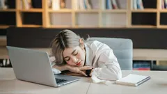 Sju vetenskapligt belagda tips som hjälper dig att hålla dig vaken efter en sömnlös natt