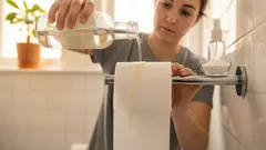 Jag häller ättika på en rulle toalettpapper och ställer den i ett hörn: många förstår inte varför, men sedan gör de samma sak