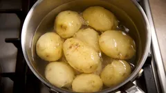 Tillsätt den här ingrediensen när du kokar potatis – så blir den aromatisk, mjölig och riktigt god
