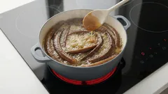 Koka bananskal med socker hemma: varför det rekommenderas och vad det är bra för